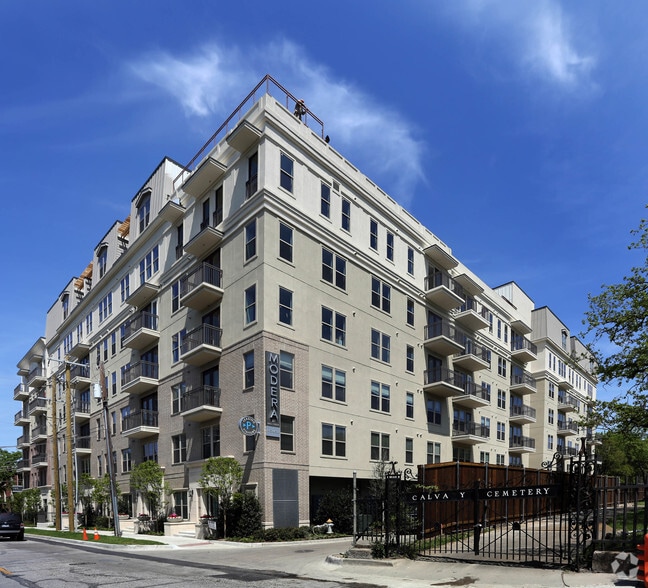 Primary Photo - Howell Uptown