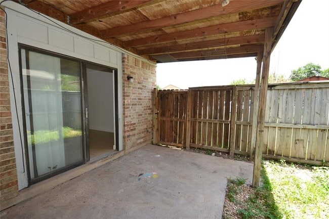 Building Photo - 1202 Southport Dr
