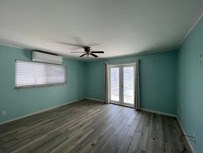Building Photo - Spacious 3 Bedroom 2 Bath with Pool 2 Blocks from the Beach