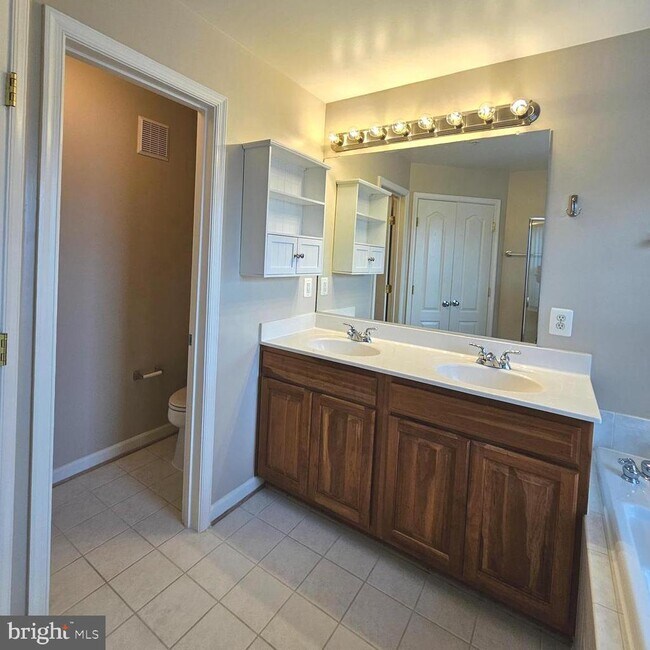 Building Photo - 5098 English Terrace