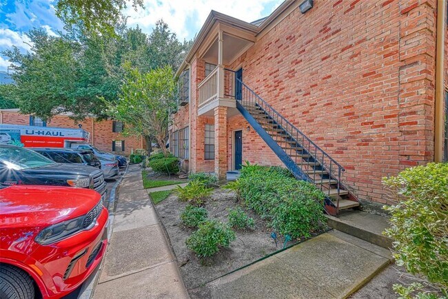 Building Photo - 2255 Braeswood Park Dr