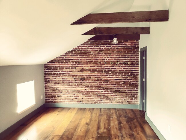 Exposed brick / bedroom - 235 E Market St