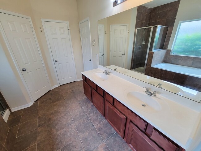 Building Photo - 805 Arlington Pointe Dr