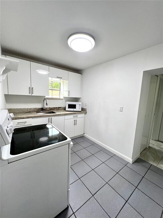 Building Photo - 225 SW 51st Ave