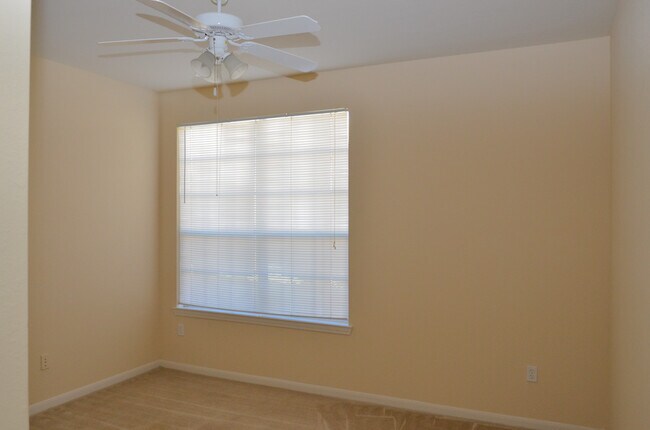 Building Photo - 9037 Lee Vista Blvd