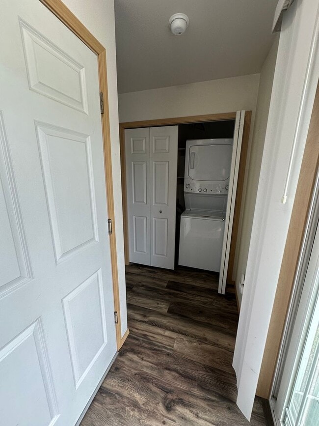 Building Photo - Beautiful downtown Sumner Townhouse Condo with garage. Aug 1.