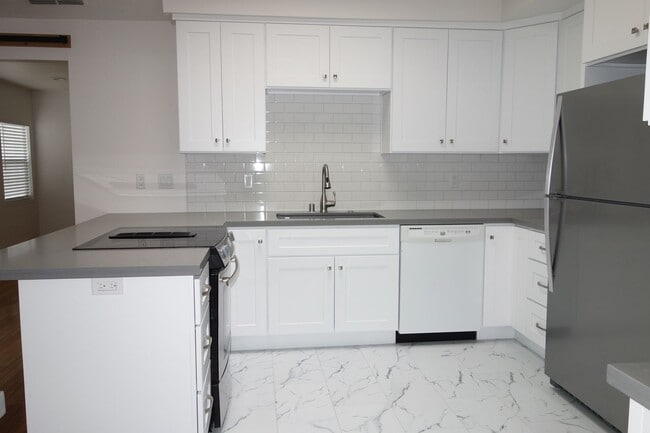 Building Photo - Charming 2 Bedroom in Heart of Downtown