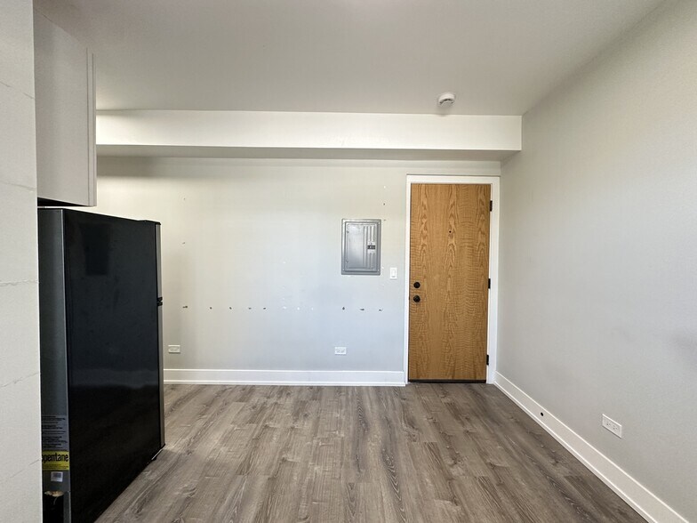 Building Photo - 545 W Belmont Ave