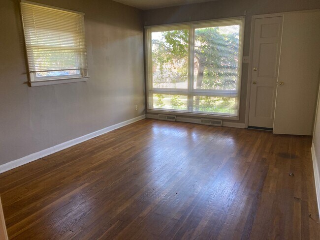 Building Photo - 3 bedroom 2 bath house