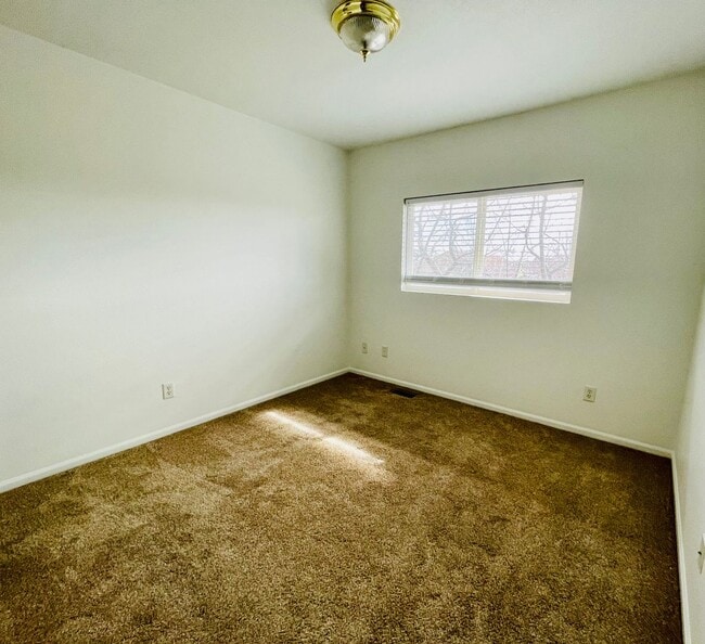 Building Photo - Townhome -2 bed 2.5 bath + bonus area