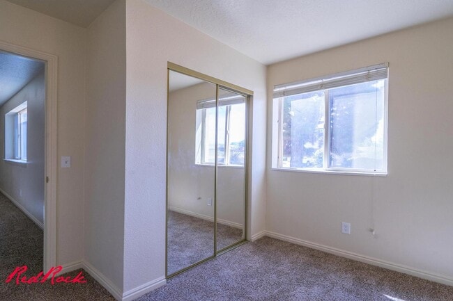 Building Photo - Enjoy Scenic Ivins Living – 3-Bed, 2-Bath ...