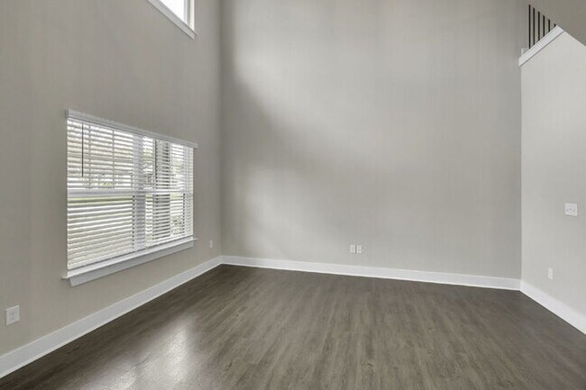 Building Photo - Modern 2BD, 2.5BA Townhouse with Large Loft in Travelers Rest