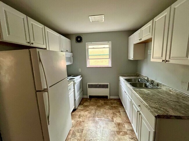 Building Photo - 2739 Lafeuille Ave