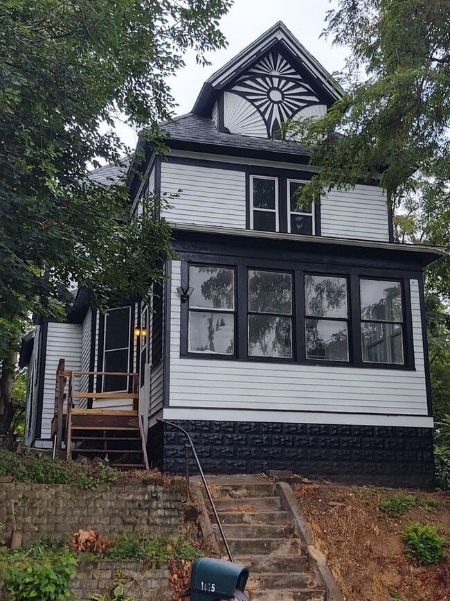 Building Photo - Very Large 4 Bedroom 2 Bath House