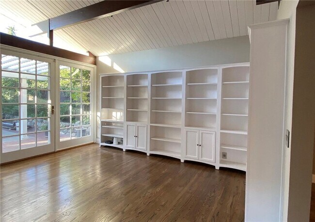 Building Photo - 349 Norumbega Dr