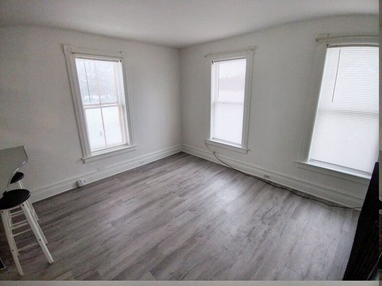 Style E3: 1 bedroom / 1 bath - 21 Depot St