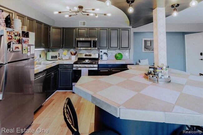 Building Photo - 430 Fox Hills Dr S