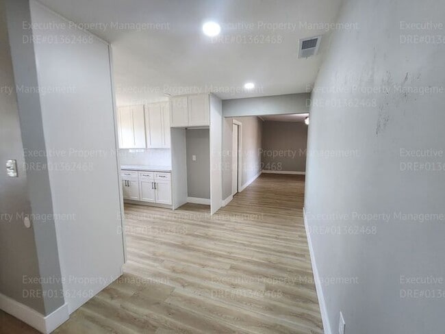 Building Photo - 4 bedroom 2 bath great location.