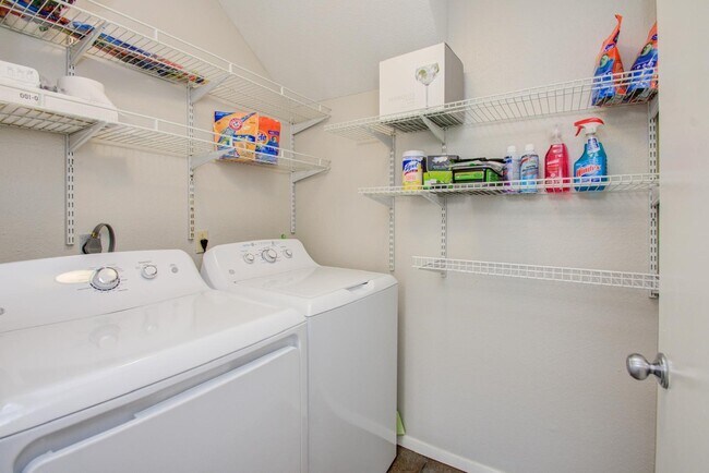 Building Photo - 5807 Beverly Hill St