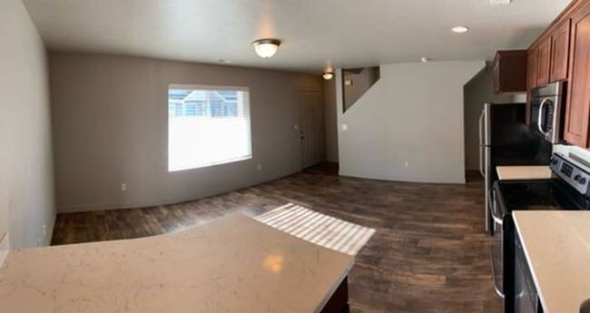 Building Photo - Charming 2 Story Townhome w/ 2 Attached Car Garage