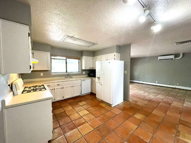Building Photo - Nob Hill! 2bd/1ba/1CG Gorgeous!