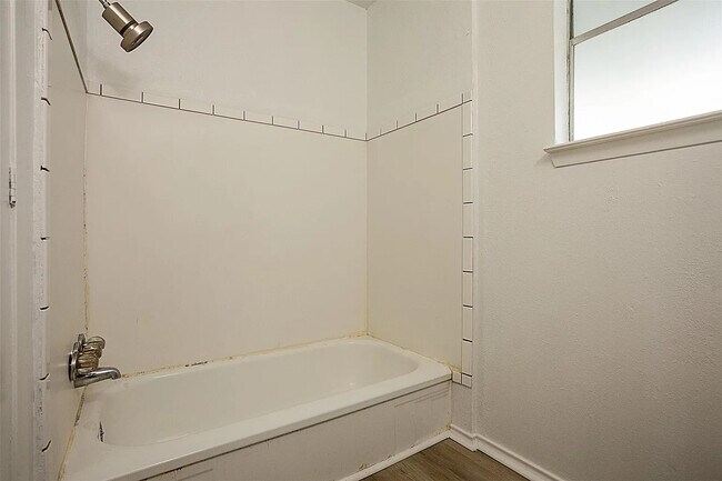 Building Photo - 565 25th St
