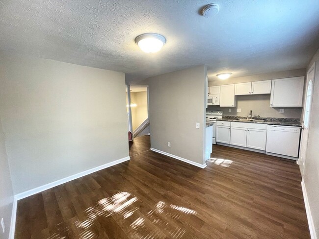 Building Photo - Newly Renovated Hillview Bi-Level!
