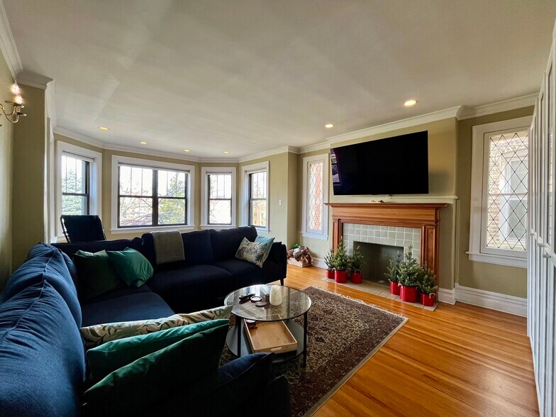 Building Photo - 732 Mulford St