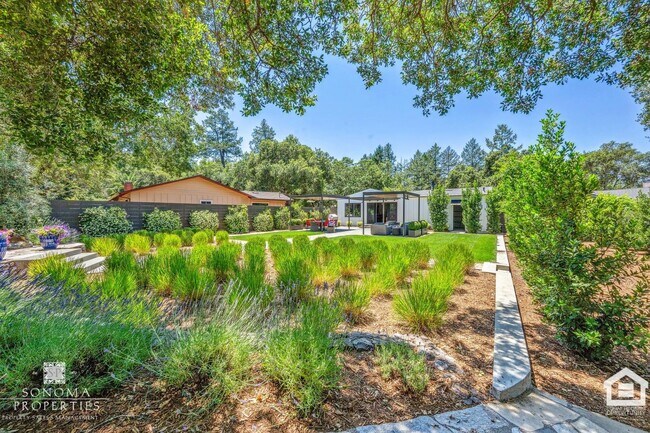 Building Photo - 3 Bedroom Exquisitely Furnished Home