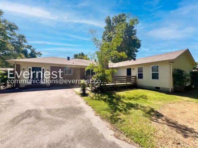 Building Photo - 4 Bed, 2.5 Bath Home with Fenced Yard / Pet-Friendly / Coming Soon!