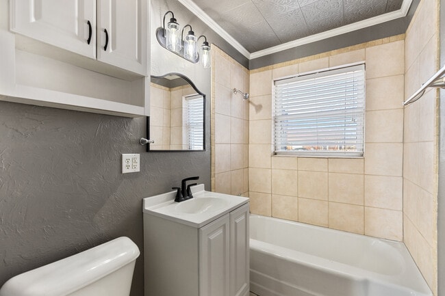 Building Photo - 3221 NW 39th Terrace