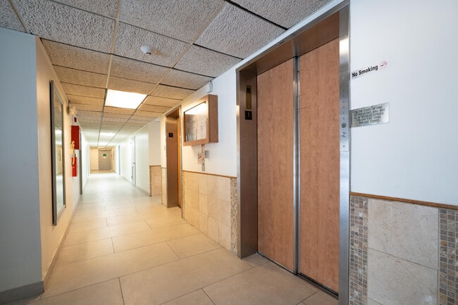 Building Photo - 2200 E Hallandale Beach Blvd