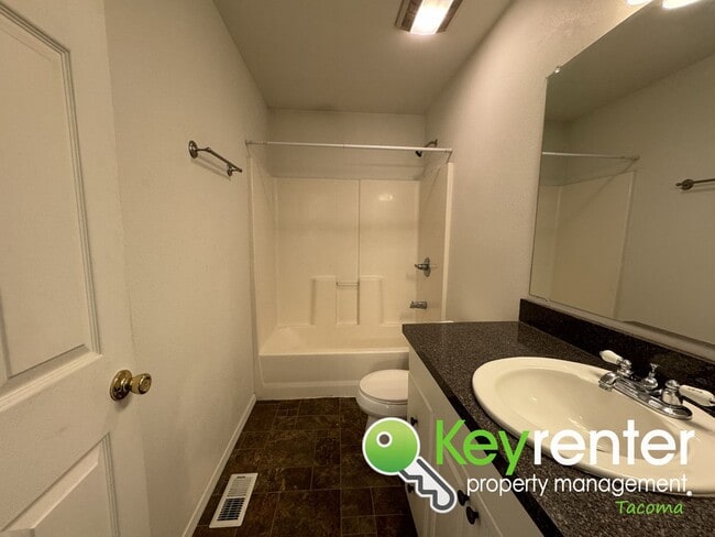 Building Photo - Incredible 3Bed/2.5Bath Pacific Home!