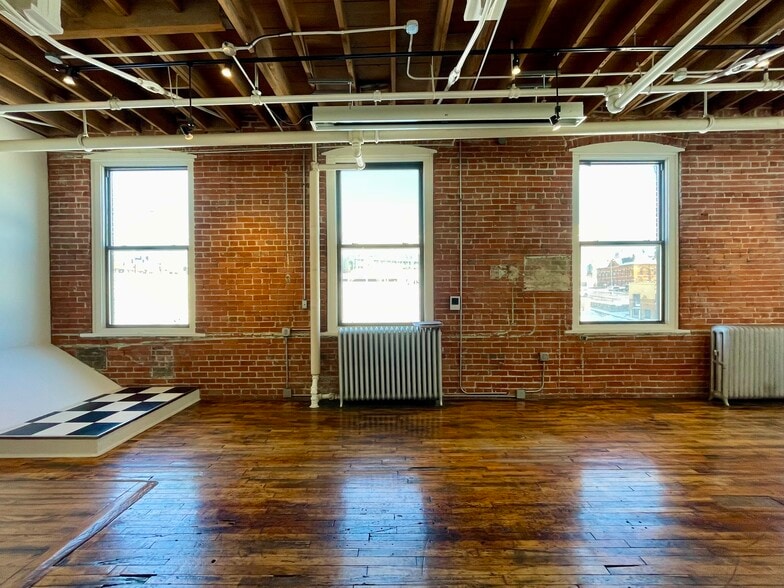 Building Photo - 1800 Central St