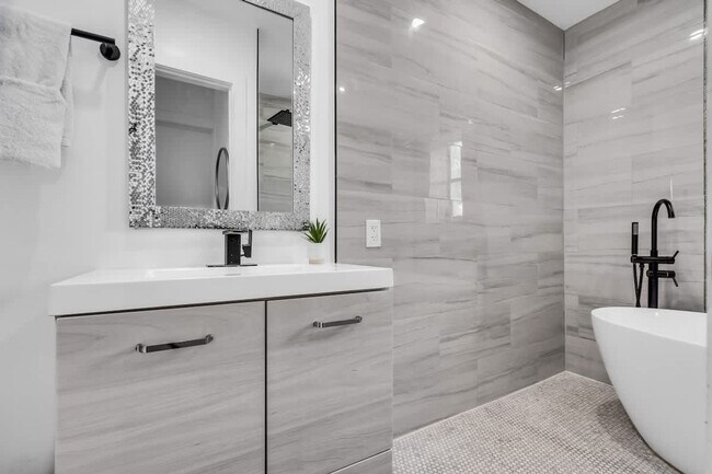 Building Photo - 1255 NE 199th St