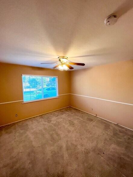 Building Photo - 1050 W La Deney Dr