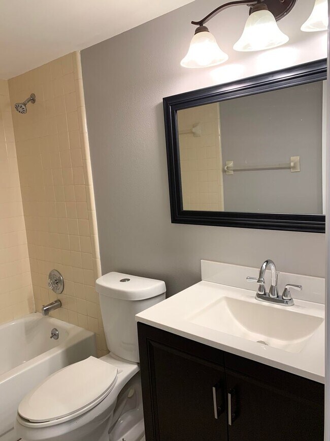 Building Photo - Beautiful and Updated 2/2 in Kissimmee