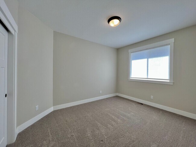 Building Photo - 3 BED+OFFICE/DEN!! STUNNING FLOOR PLAN, HIGH END FINISHES, END LOT!