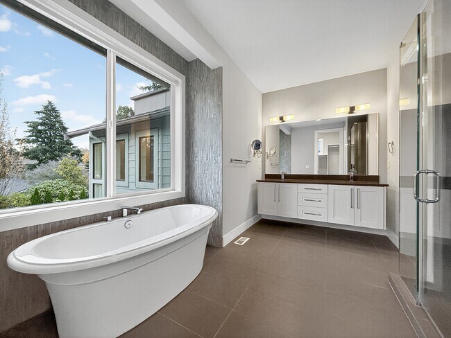 Building Photo - 2821 Garden Ave N