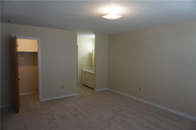 Building Photo - 2720 Whitney Pl