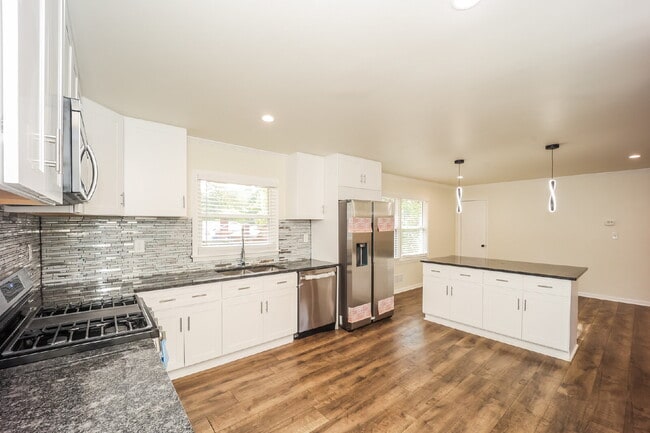 Building Photo - 3702 Chesapeake Way