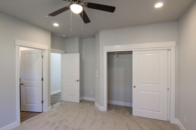 Building Photo - Modern Home!