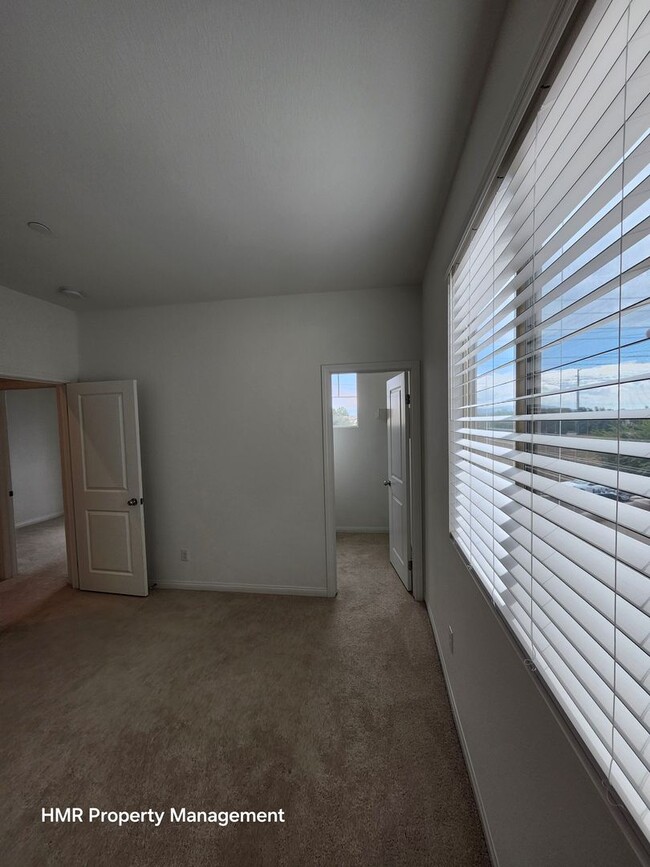 Building Photo - Beautiful two story 5 bedroom in ontario R...