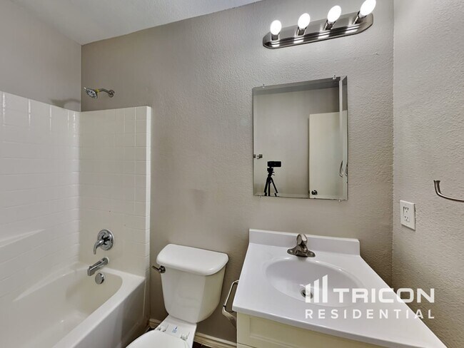 Building Photo - 6701 Fairglen Dr