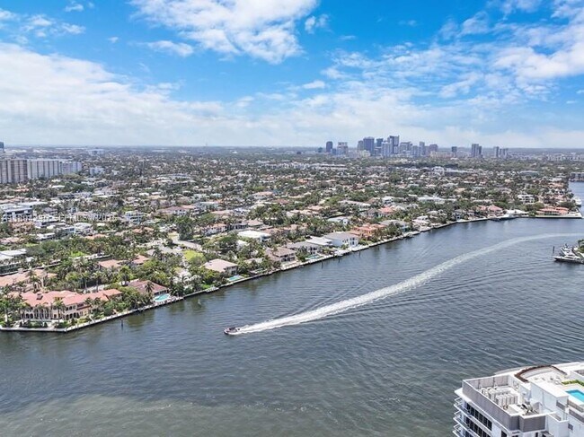 Building Photo - 3000 Riomar St