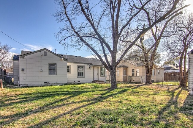 Building Photo - Eye-catching Home in Heart of Lubbock!