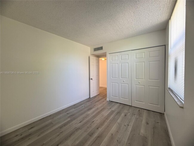 Building Photo - 20200 W Country Club Dr