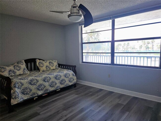 Building Photo - 7600 Sun Island Dr S
