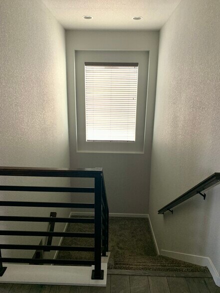 Building Photo - 6461 Vistancia Ave