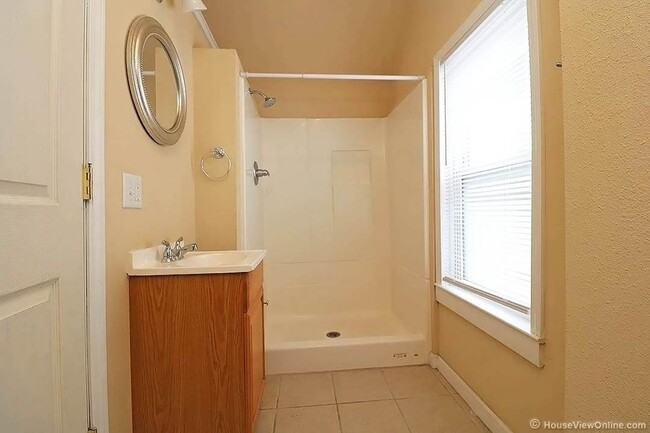 Building Photo - Available THIS SUMMER-Spacious Home Close to Campus